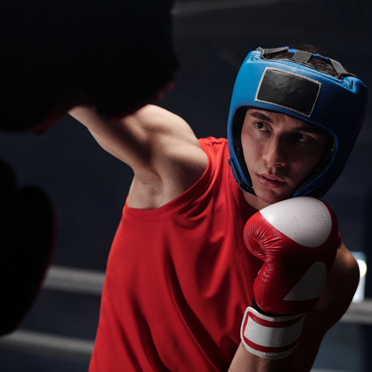 Porównanie sprzętu bokserskiego i kickboxingowego - rękawice i ochraniacze